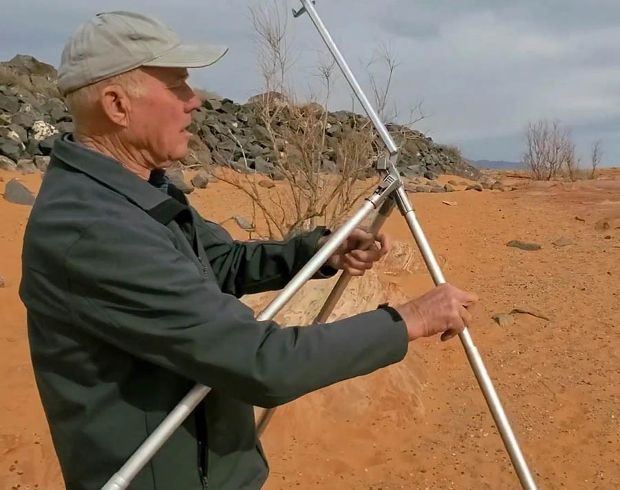 Artist Jim Wilcox sets up the Soltek Easel 2.0 on a beach